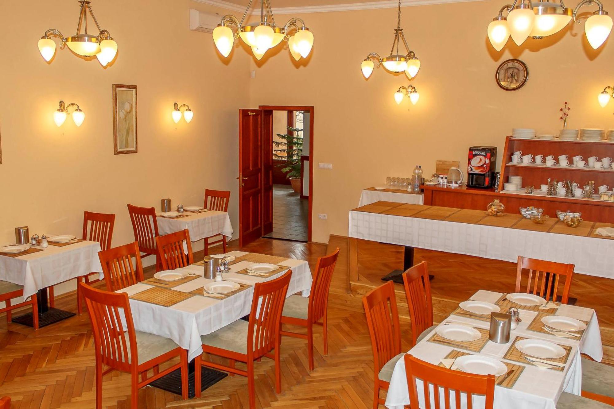 Pannon Hotel Bejelentkezes 20 Oraig, Check-In Until 20 O'Clock, Einchecken Bis 20 Uhr Мохач Экстерьер фото
