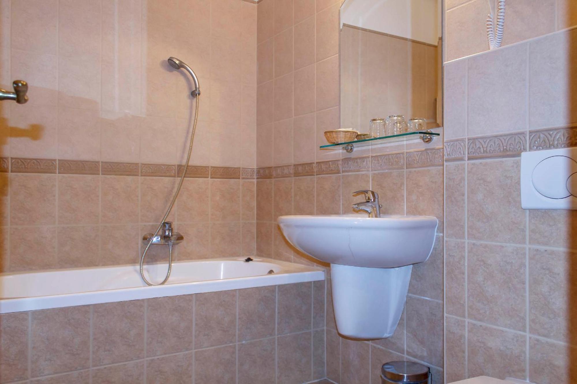 Pannon Hotel Bejelentkezes 20 Oraig, Check-In Until 20 O'Clock, Einchecken Bis 20 Uhr Мохач Экстерьер фото