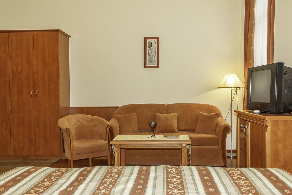 Pannon Hotel Bejelentkezes 20 Oraig, Check-In Until 20 O'Clock, Einchecken Bis 20 Uhr Мохач Экстерьер фото