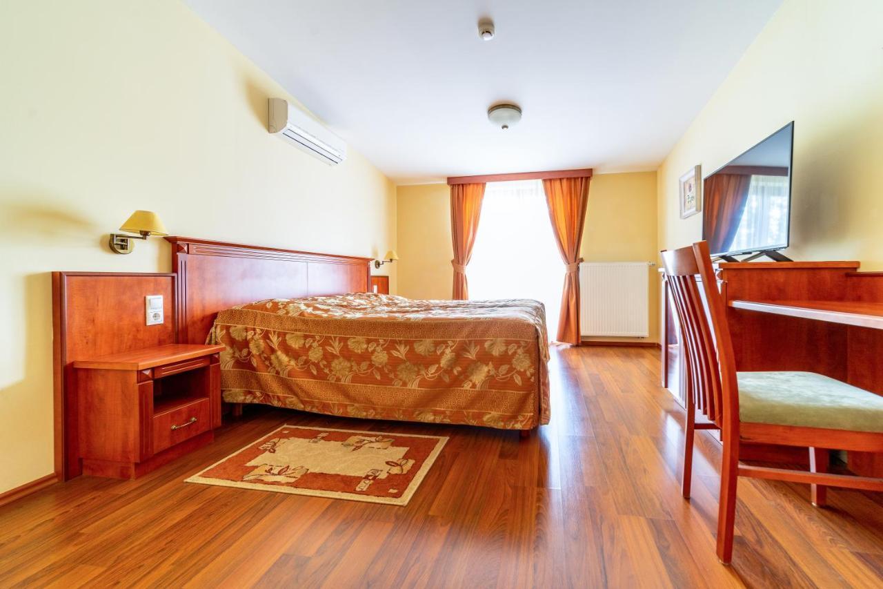 Pannon Hotel Bejelentkezes 20 Oraig, Check-In Until 20 O'Clock, Einchecken Bis 20 Uhr Мохач Экстерьер фото